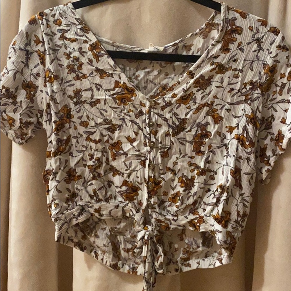Super cute button up shirt